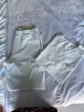 Figs Men’s Light Gray Scrub Set - Jogger Pants & V-Neck Top (Chambray)